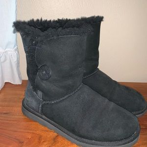 Short, black bailey button Uggs- size 7